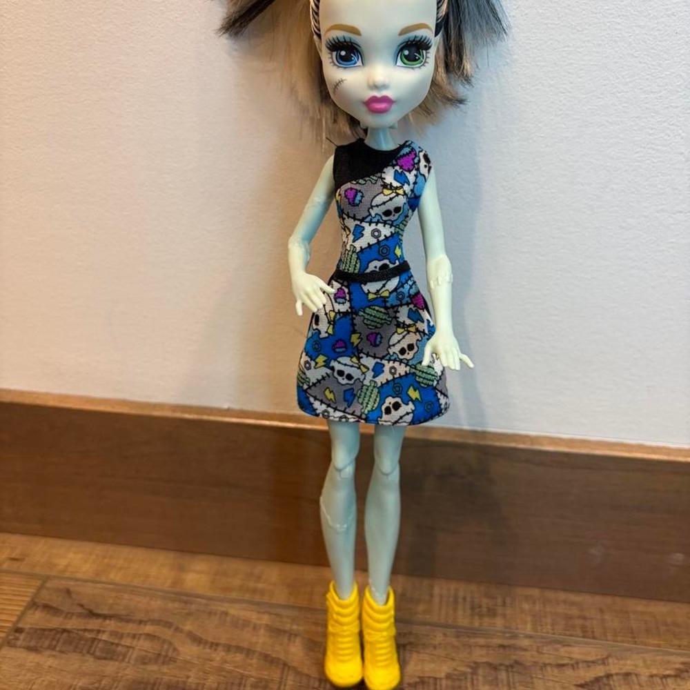 Monster High 11" Doll Mattel Frankie Stein How Do You Boo?